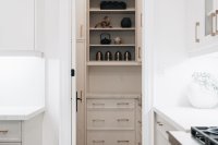 Achter de open keuken verschijnt opeens een werkkeuken