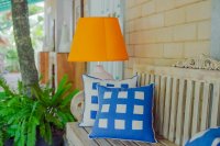 Warme kleuren en brede strepen veroveren je terras
