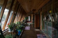 Dit huis is gebouwd uit autobanden en oude blikjes