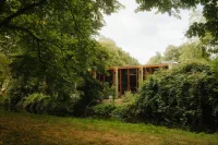 Dit huis in Noordwijk laat bomen door het dak groeien