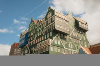 Dit hotel in Zaandam bestaat uit zeventig gestapelde huizen