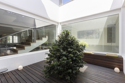 Architecten snijden een patio in het rijtjeshuis