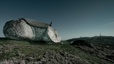Dit Portugese huis is gebouwd tussen vier rotsblokken