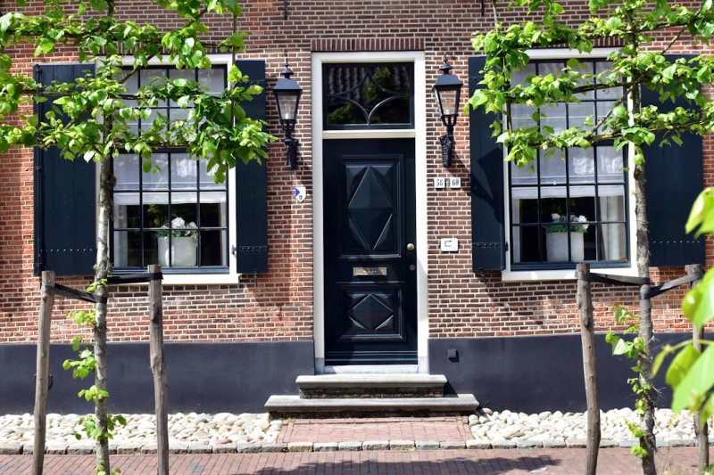 Waar let je op bij kunststof deuren? Isolatie, veiligheid en onderhoud