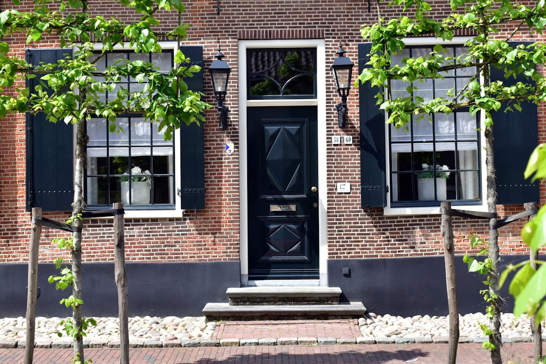 Waar let je op bij kunststof deuren? Isolatie, veiligheid en onderhoud