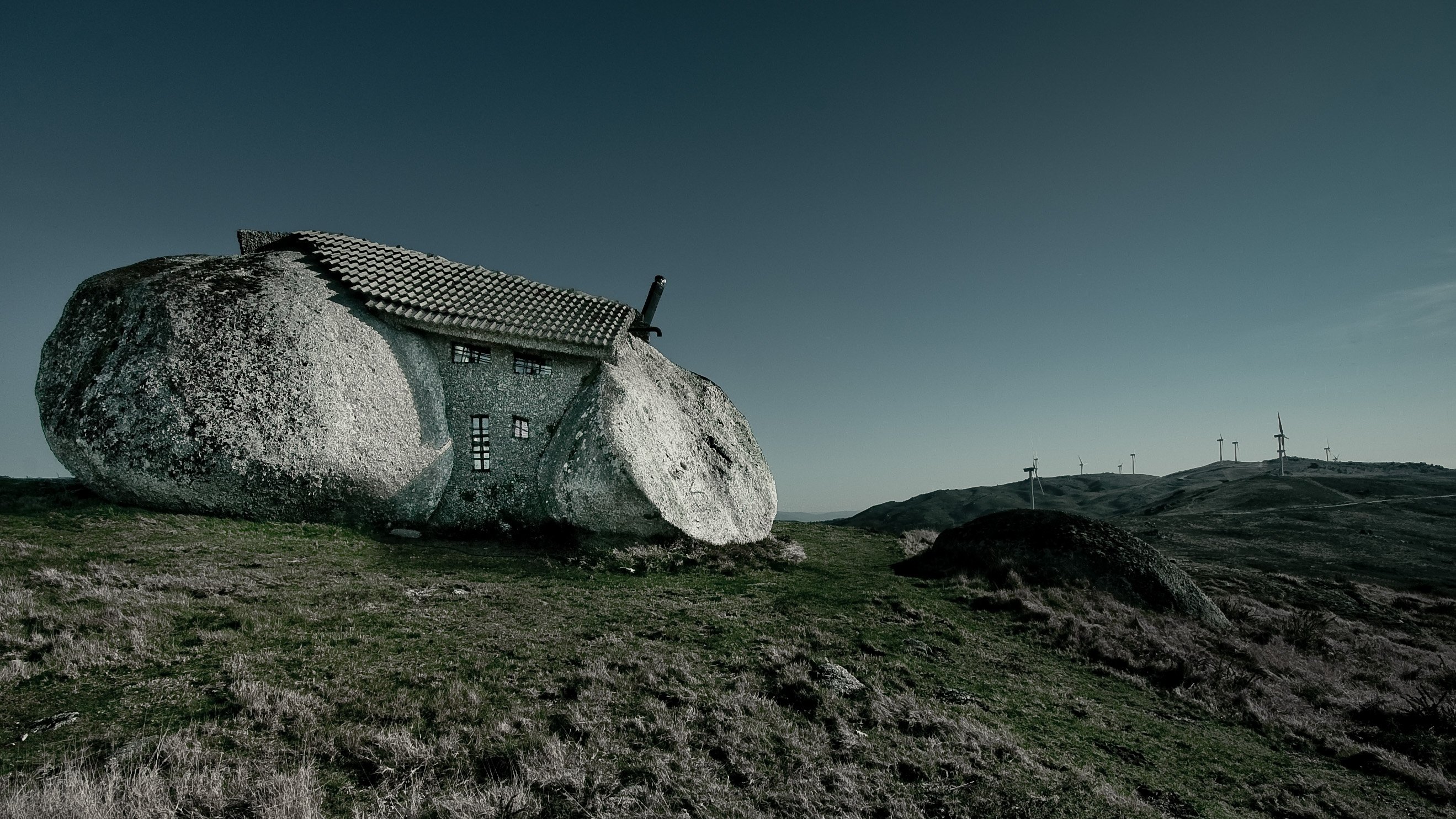 Dit Portugese huis is gebouwd tussen vier rotsblokken